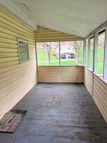 2440 Racetrack Rd, Youngwood, PA 15672