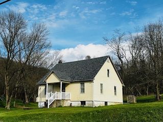 2440 Racetrack Rd, Youngwood, PA 15672