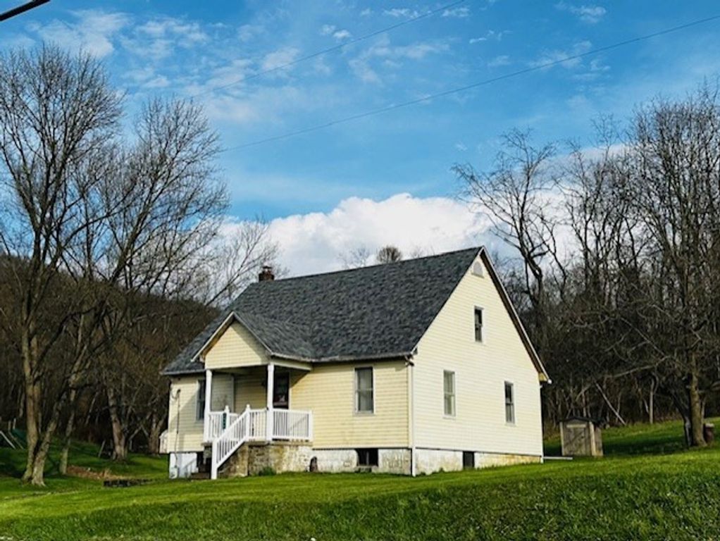 2440 Racetrack Rd, Youngwood, PA 15672