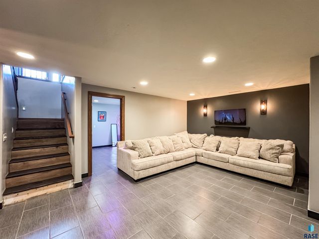 305 S Spring Pl, Brandon, SD 57005