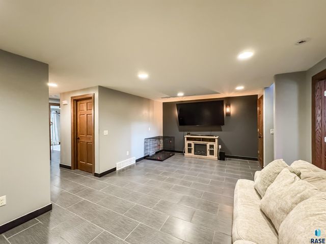 305 S Spring Pl, Brandon, SD 57005