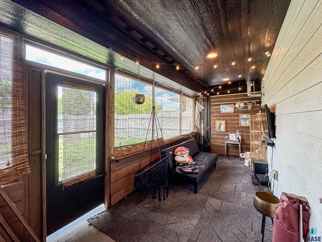 305 S Spring Pl, Brandon, SD 57005