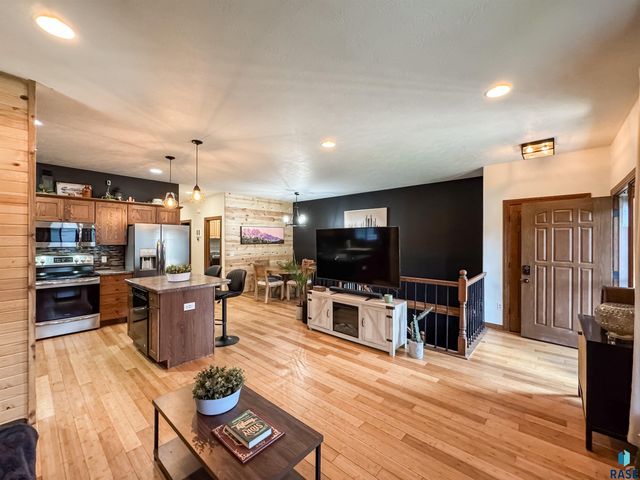 305 S Spring Pl, Brandon, SD 57005