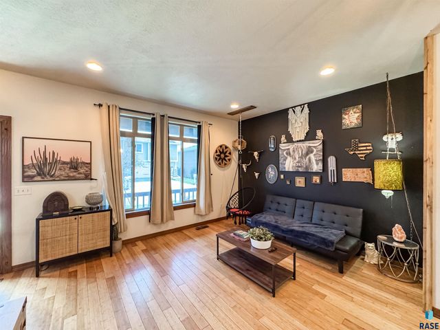 305 S Spring Pl, Brandon, SD 57005