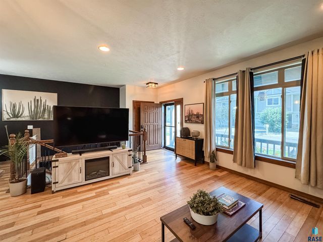 305 S Spring Pl, Brandon, SD 57005