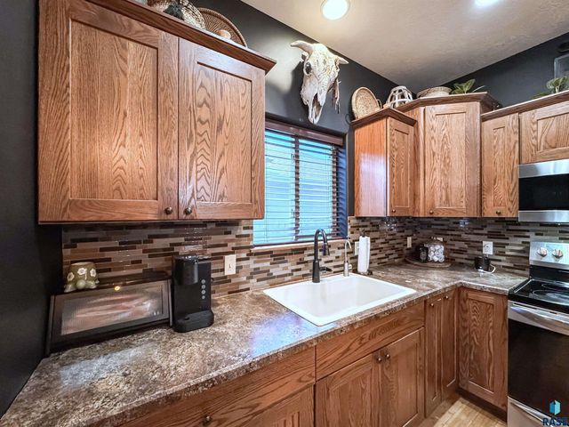 305 S Spring Pl, Brandon, SD 57005