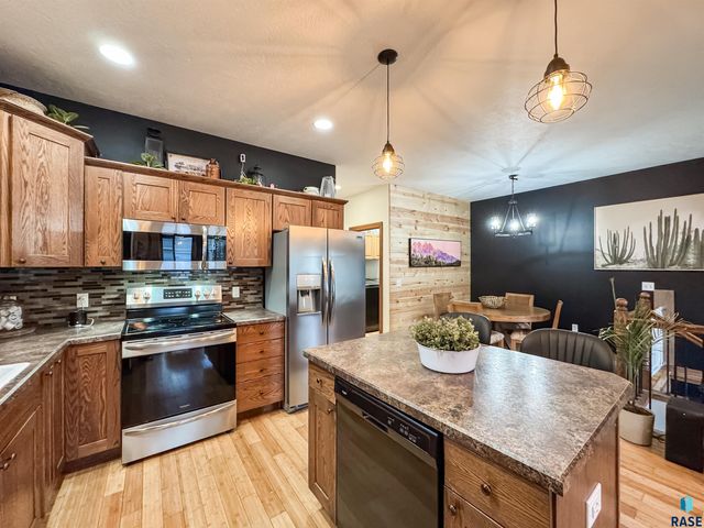 305 S Spring Pl, Brandon, SD 57005