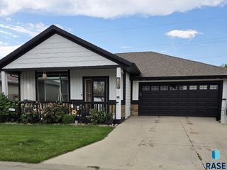 305 S Spring Pl, Brandon, SD 57005
