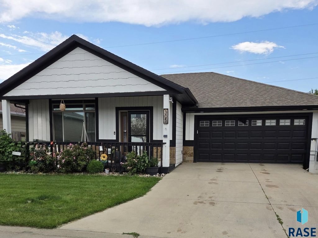 305 S Spring Pl, Brandon, SD 57005