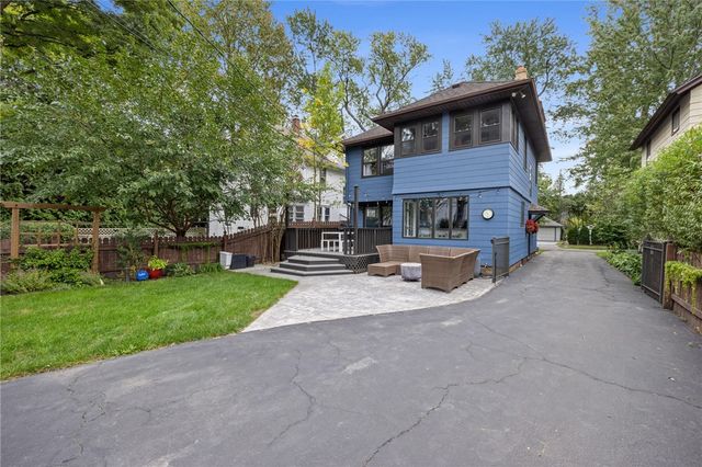 124 Parkside Cres, Irondequoit, NY 14617