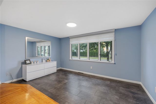 124 Parkside Cres, Irondequoit, NY 14617