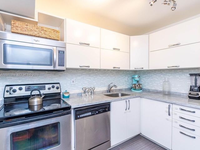 3701 N Country Club Dr 1002, Aventura, FL 33180