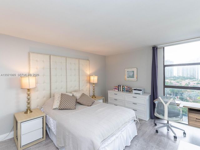 3701 N Country Club Dr 1002, Aventura, FL 33180