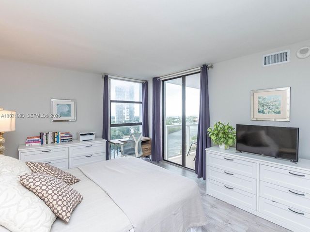 3701 N Country Club Dr 1002, Aventura, FL 33180