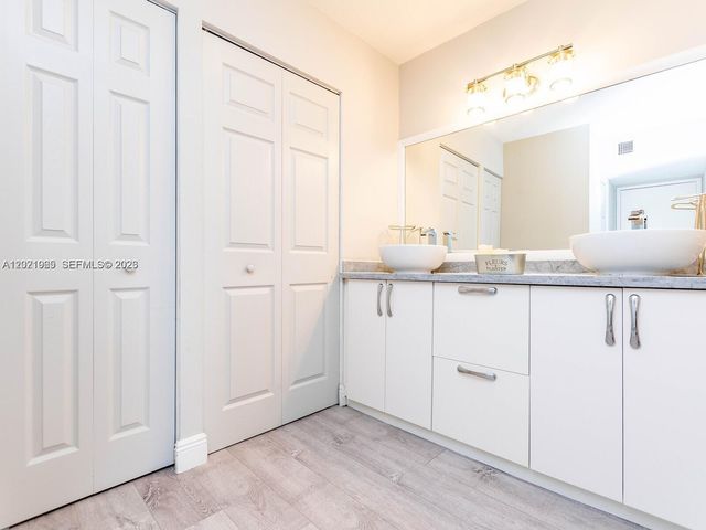 3701 N Country Club Dr 1002, Aventura, FL 33180