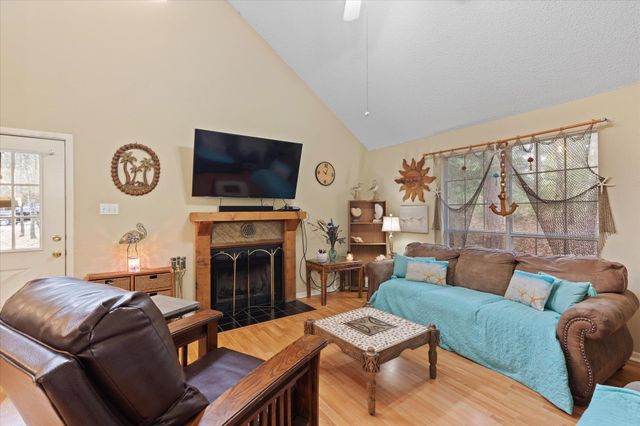 215 PEACHTREE LN, Holly Lake Ranch, TX 75765