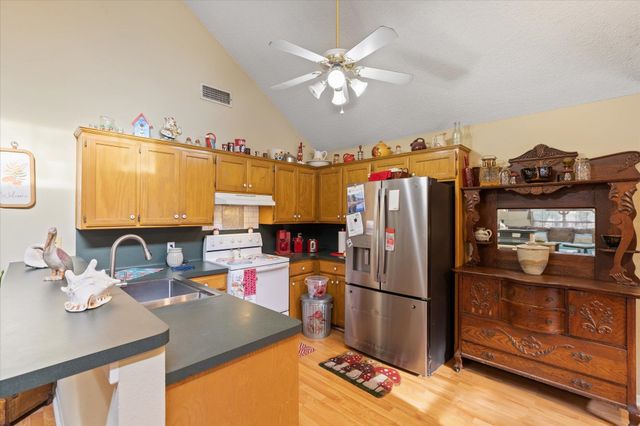 215 PEACHTREE LN, Holly Lake Ranch, TX 75765