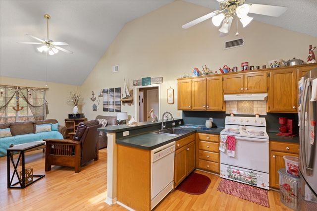 215 PEACHTREE LN, Holly Lake Ranch, TX 75765