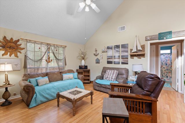 215 PEACHTREE LN, Holly Lake Ranch, TX 75765