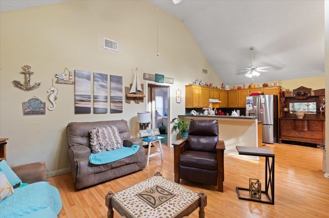 215 PEACHTREE LN, Holly Lake Ranch, TX 75765