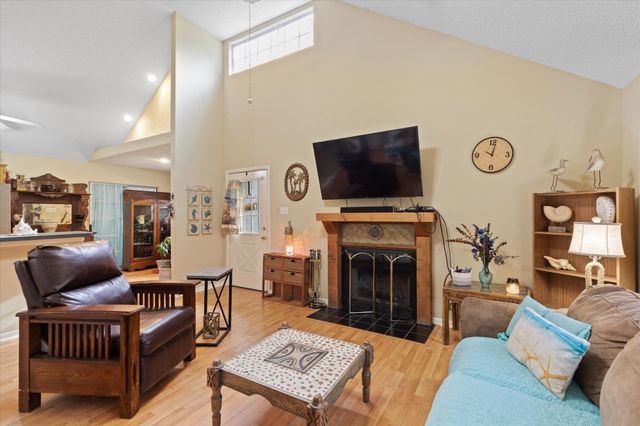 215 PEACHTREE LN, Holly Lake Ranch, TX 75765