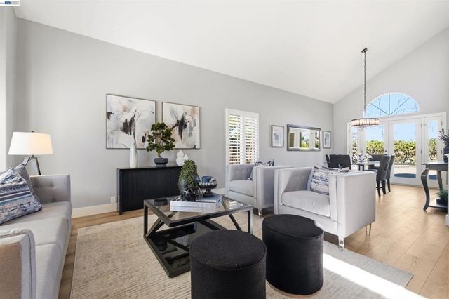 310 Sunset Dr, Danville, CA 94506