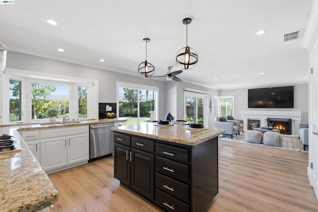 310 Sunset Dr, Danville, CA 94506