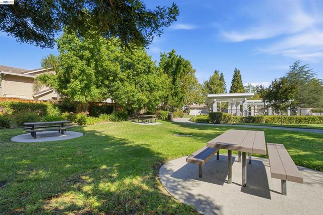 310 Sunset Dr, Danville, CA 94506