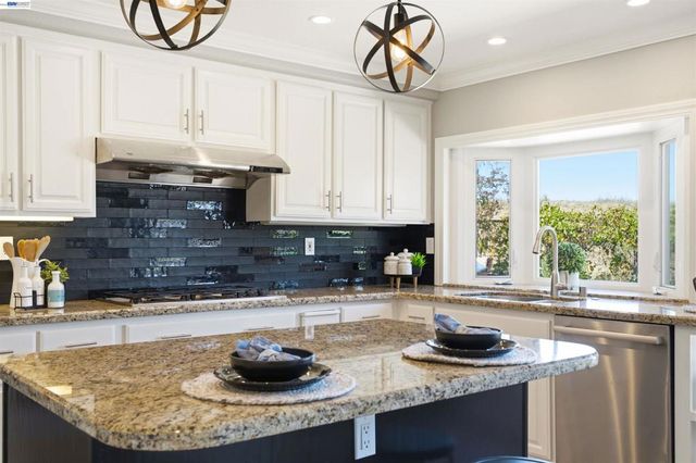 310 Sunset Dr, Danville, CA 94506
