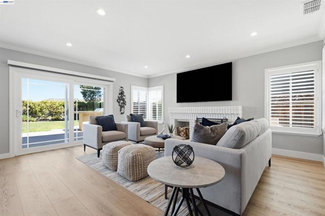 310 Sunset Dr, Danville, CA 94506
