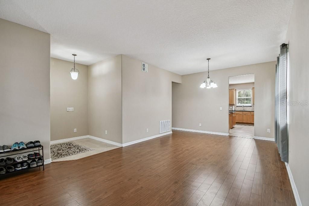 Image 8 of property listing at 14608 STONEBRIAR WAY, Orlando, FL 32826