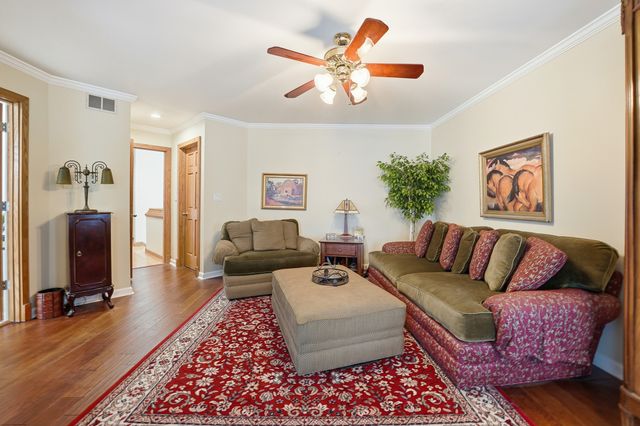 15 Manchester Lane, Elmhurst, IL 60126