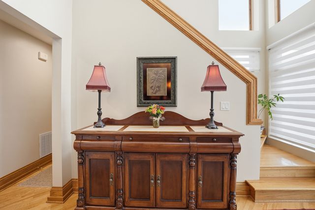 15 Manchester Lane, Elmhurst, IL 60126