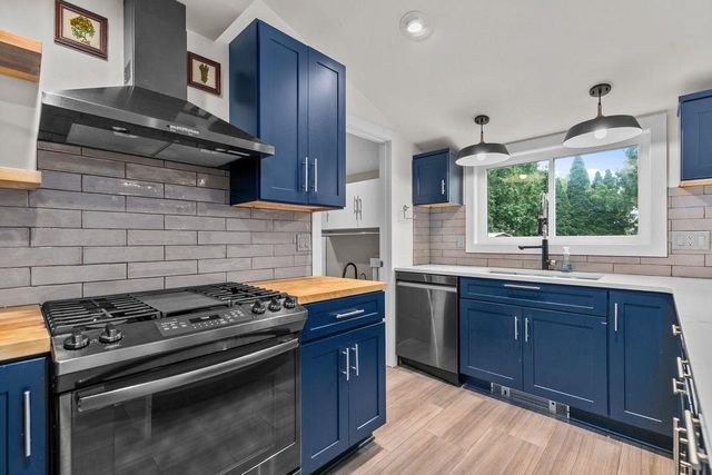 2084 S POINT COMFORT ROAD, Oshkosh, WI 54902