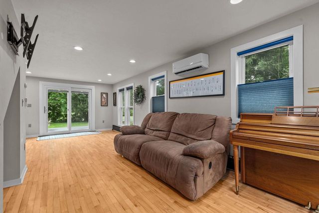 2084 S POINT COMFORT ROAD, Oshkosh, WI 54902