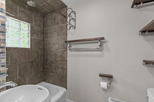 2084 S POINT COMFORT ROAD, Oshkosh, WI 54902