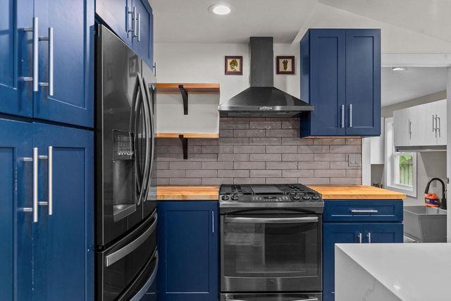 2084 S POINT COMFORT ROAD, Oshkosh, WI 54902