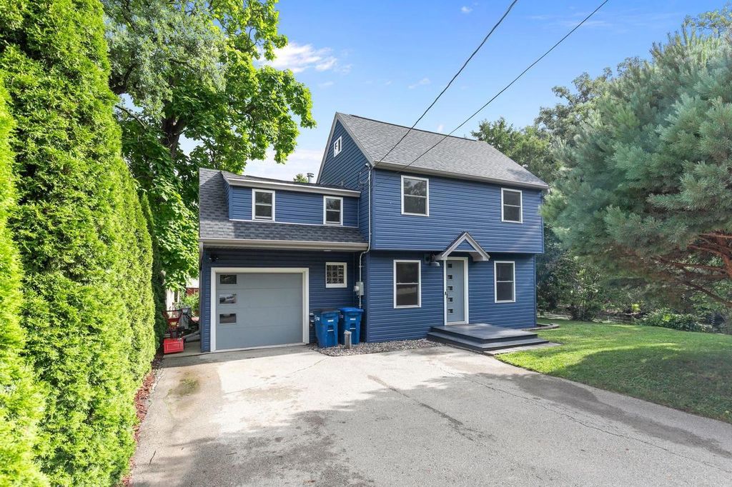 2084 S POINT COMFORT ROAD, Oshkosh, WI 54902