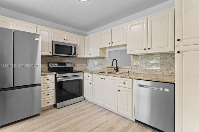 414 SE 10th St 108, Dania Beach, FL 33004