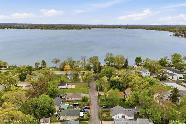 215 Endwell Street, Novi, MI 48377
