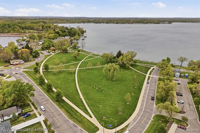 215 Endwell Street, Novi, MI 48377