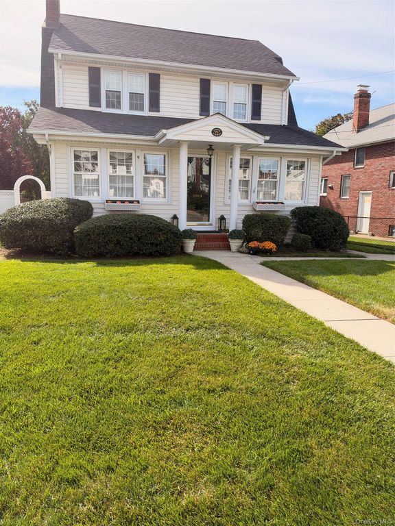 992 Davison Place, Baldwin, NY 11510 — exterior