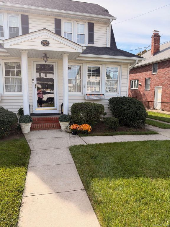 992 Davison Place, Baldwin, NY 11510 — photo 3