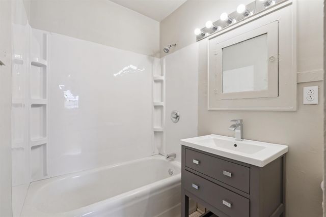 309 3rd Ave SE, Oelwein, IA 50662