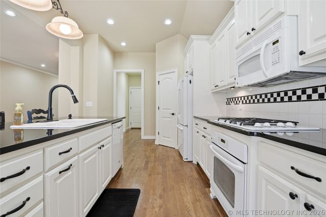 11018 S 77th Place E, Tulsa, OK 74133