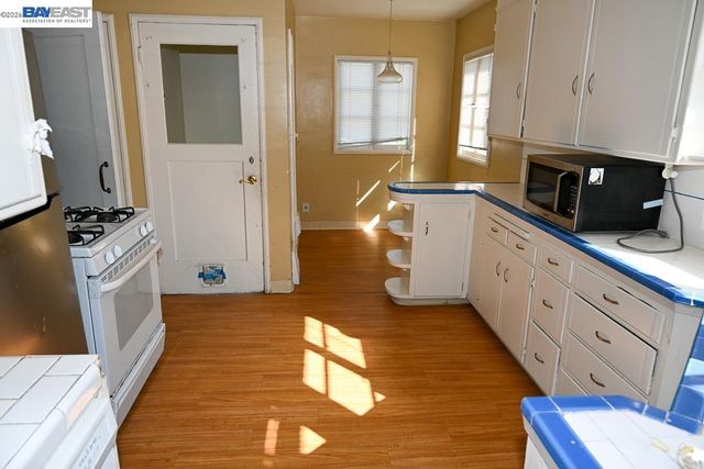 8809 Seneca Street, Oakland, CA 94605