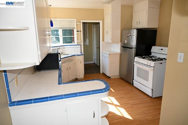 8809 Seneca Street, Oakland, CA 94605