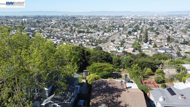 8809 Seneca Street, Oakland, CA 94605