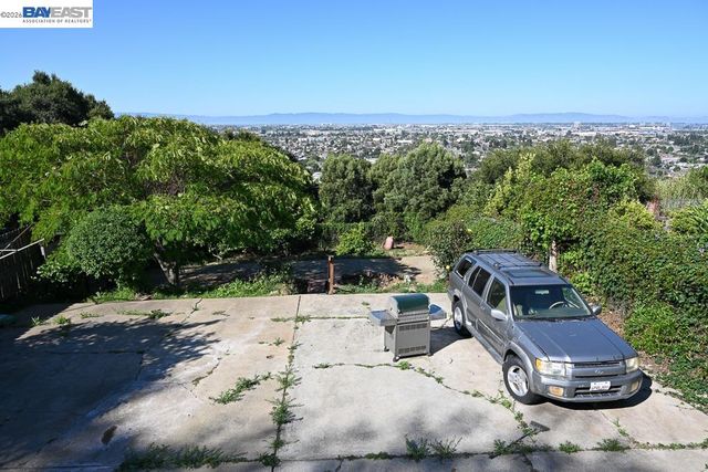 8809 Seneca Street, Oakland, CA 94605