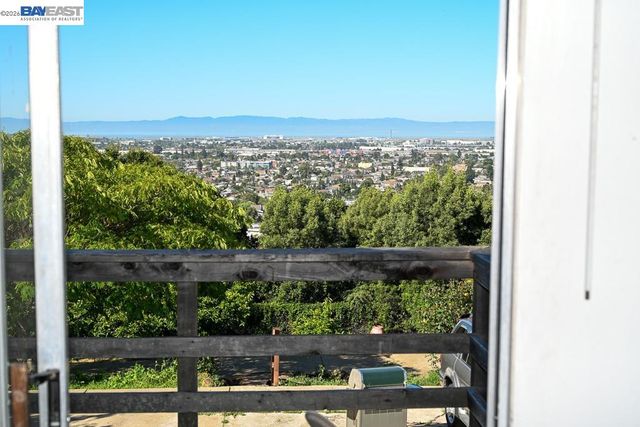 8809 Seneca Street, Oakland, CA 94605